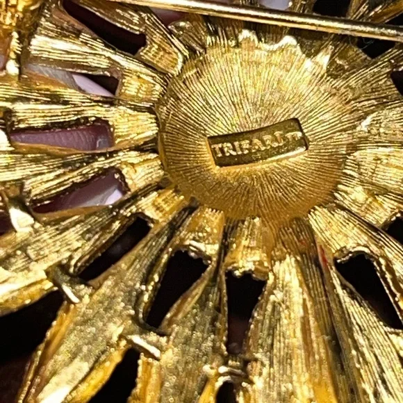 Trifari Sunflower Brooch With Center Rhinestones Gold Tone Signed Luxury Elegant